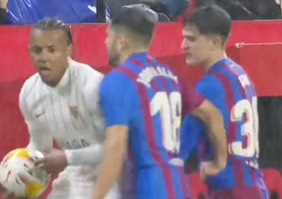 Jordi Alba makes a complete fool of himself as Jules Koundé sees red