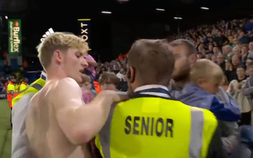 Everton fan clashes with steward after dropping child to grab Anthony Gordon’s shirt