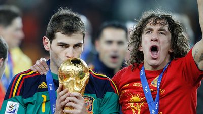 Carles Puyol apologises for ‘clumsy joke’ after reply to Iker Casillas tweet