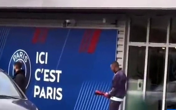 Kylian Mbappé recreates Emiliano Martínez’s crude World Cup celebration