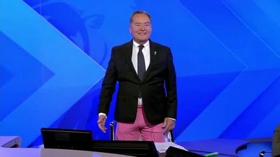 Jeff Stelling shows off new look on Soccer Saturday to defend colleague