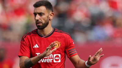 Bruno Fernandes pulls Erik ten Hag away from official during Arsenal friendly